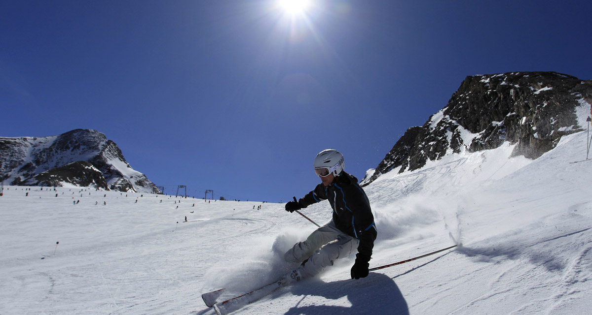 Sonnenski_Skifahrer