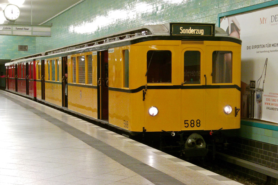 Фото: Historische U-Bahn fährt auf der U9