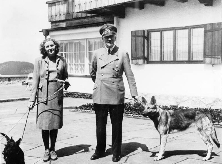 Ева Браун и Адольф Гитлер. Бергхоф, 1942 г. Фото: Bundesarchiv
