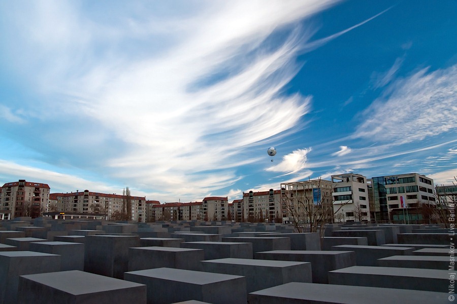 Небо над мемориалом холокосту