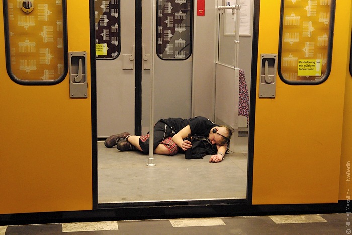 Пьяный панк в берлинском метро