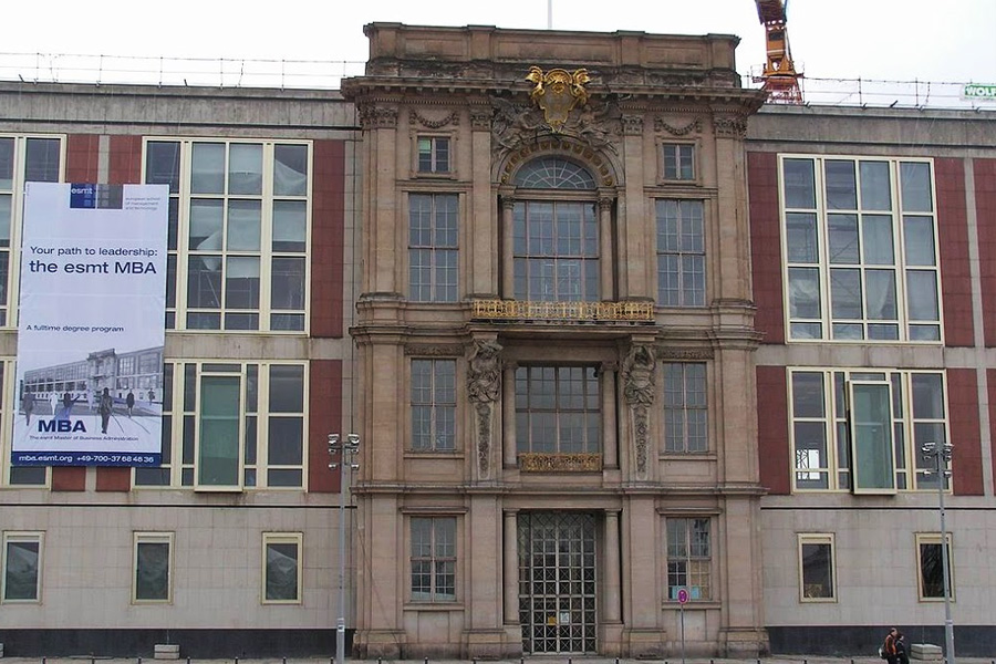 Портал Городского дворца, встроенный в здание Государственного совета ГДР