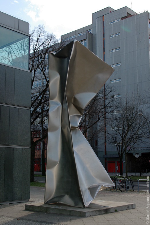 памятник смятому и выброшенному тетропакету в Берлине