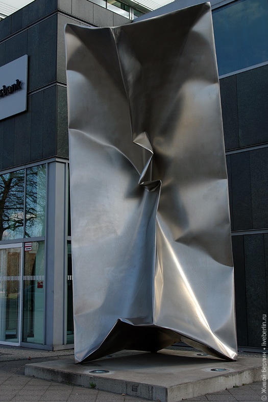 памятник смятому и выброшенному тетропакету в Берлине
